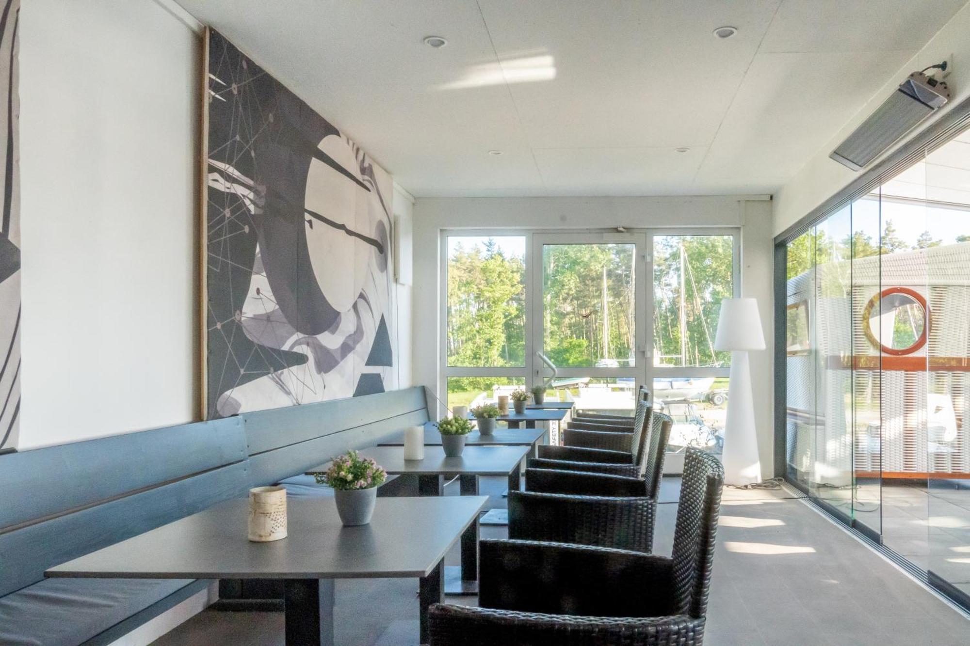 Marina Martinshafen - Lotsenhaus Hotel Neuhof  Екстериор снимка