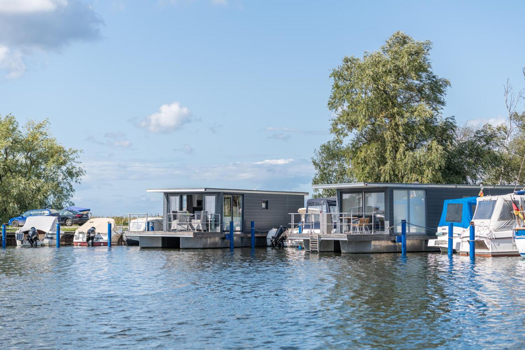 Marina Martinshafen - Lotsenhaus Hotel Neuhof  Екстериор снимка