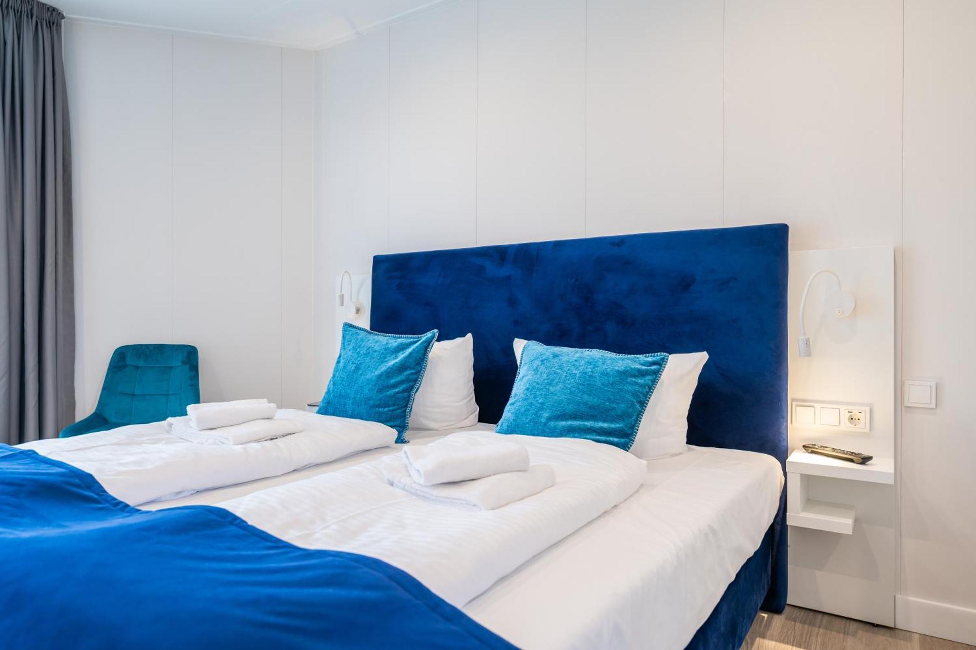 Marina Martinshafen - Lotsenhaus Hotel Neuhof  Екстериор снимка