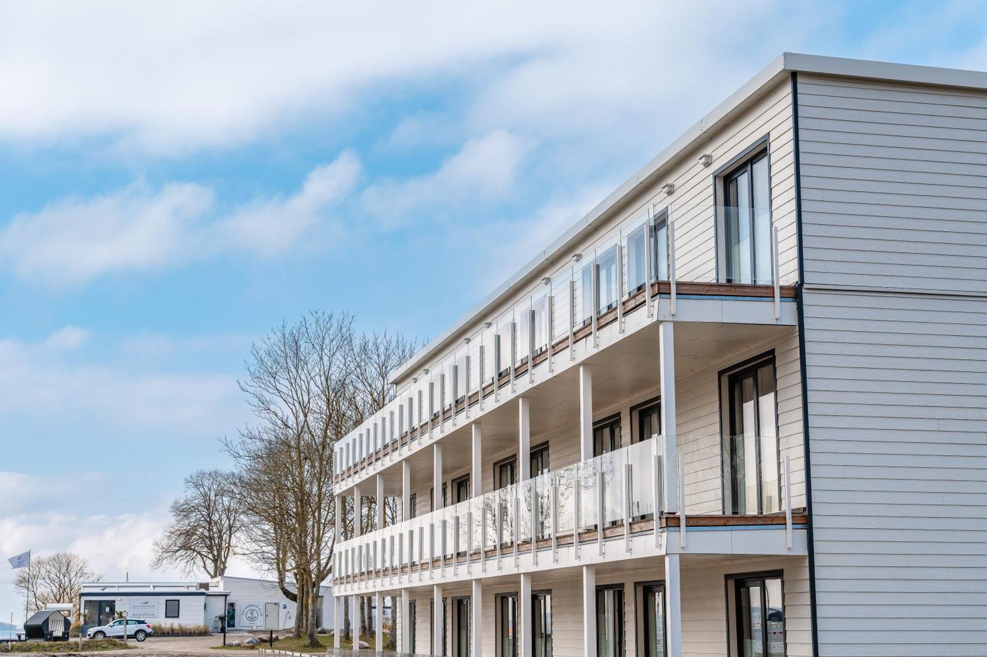 Marina Martinshafen - Lotsenhaus Hotel Neuhof  Екстериор снимка
