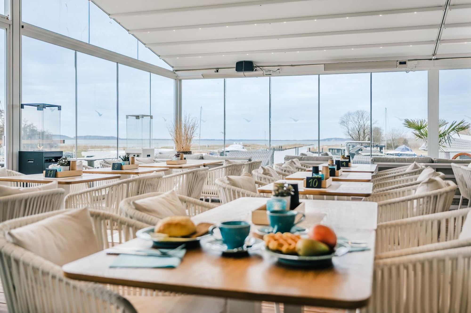 Marina Martinshafen - Lotsenhaus Hotel Neuhof  Екстериор снимка