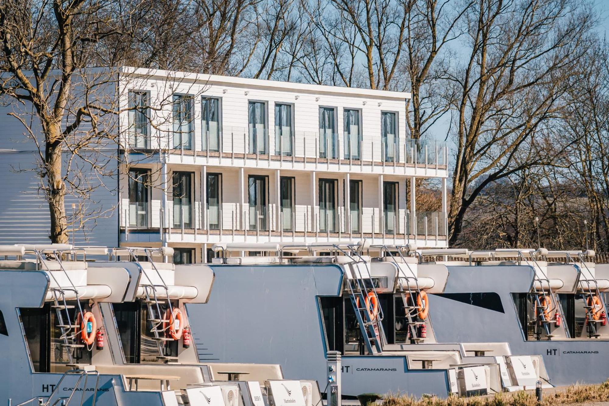 Marina Martinshafen - Lotsenhaus Hotel Neuhof  Екстериор снимка